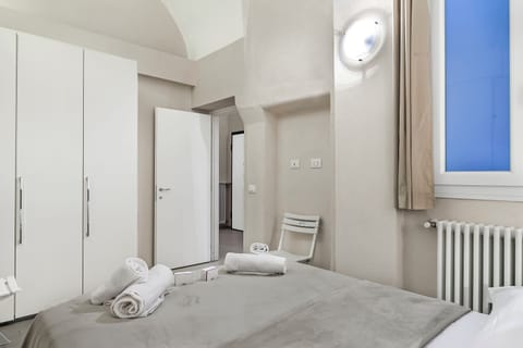 Standard Apartment, Multiple Bedrooms, Sea Facing (Garibaldi) | 1 bedroom, bed sheets