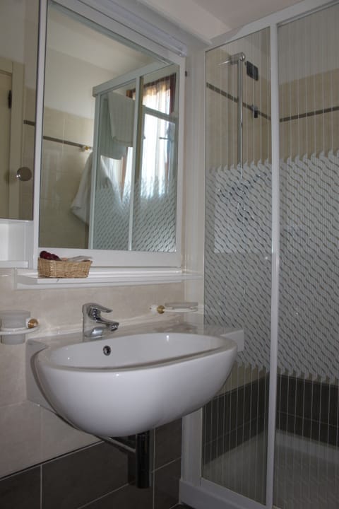 Double or Twin Room | Bathroom | Combined shower/tub, free toiletries, bidet, towels