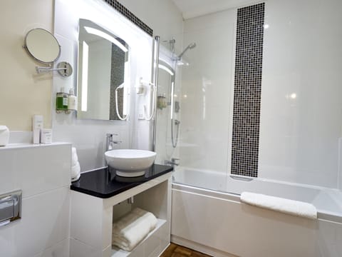 Executive Room, 1 Double Bed | Bathroom | Combined shower/tub, designer toiletries, hair dryer, bathrobes