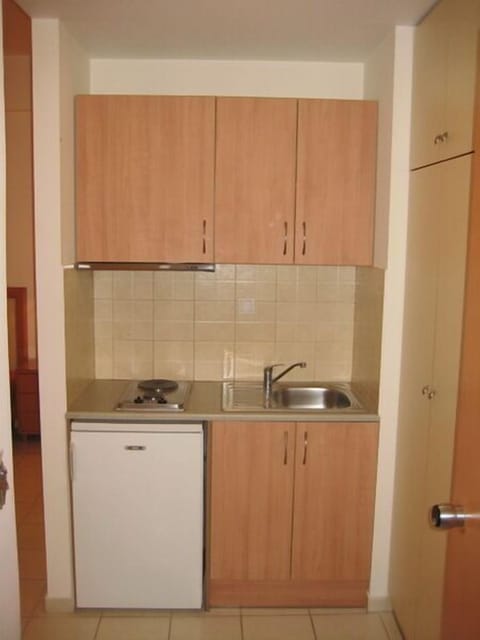 Studio | Private kitchenette | Fridge, stovetop, electric kettle, cookware/dishes/utensils