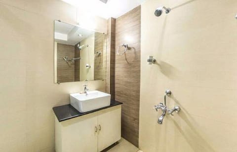 Premium Room, 1 Bedroom | Bathroom | Free toiletries, towels