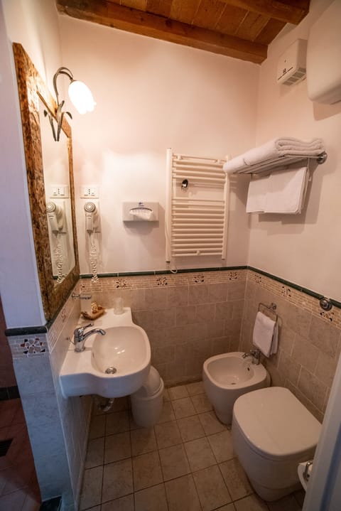Classic Double or Twin Room | Bathroom | Shower, free toiletries, hair dryer, bidet