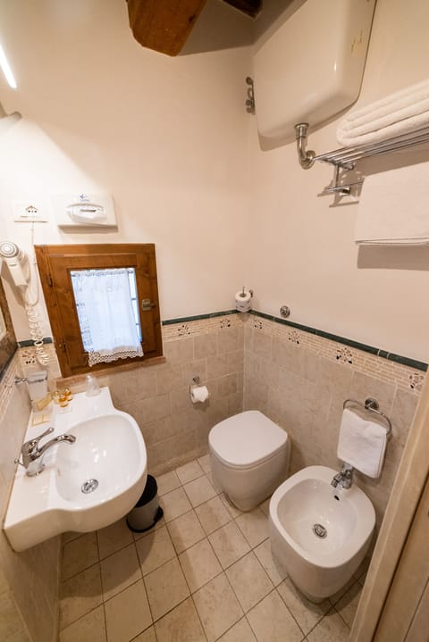 Classic Double or Twin Room | Bathroom | Shower, free toiletries, hair dryer, bidet
