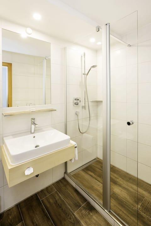 Comfort Single Room, 1 Twin Bed | Bathroom | Free toiletries, hair dryer, bathrobes, slippers