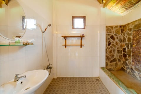 Bungalow, Garden View | Bathroom | Shower, free toiletries, hair dryer, bathrobes