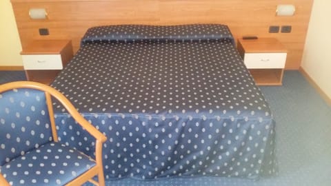 Double Room | Desk, cribs/infant beds, rollaway beds, free WiFi