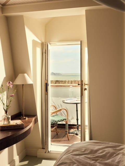 Guest Room with Sea View & Balcony | Beach/ocean view