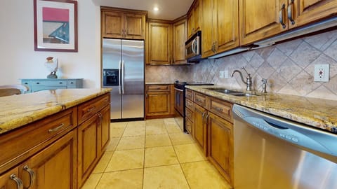 Condo, 3 Bedroom 3 Bath | Private kitchen | Full-size fridge, microwave, oven, stovetop