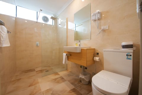 Deluxe Queen Room | Bathroom | Free toiletries, hair dryer, towels