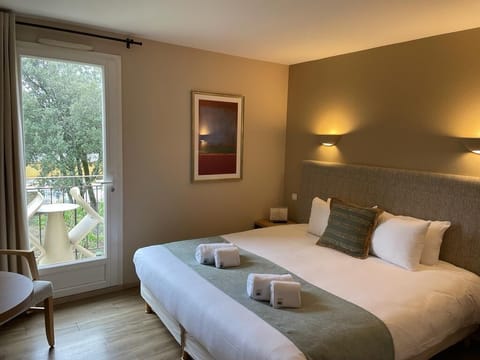 Premium Double Room | In-room safe, desk, soundproofing, iron/ironing board