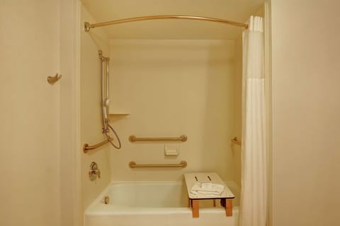 Combined shower/tub, free toiletries, hair dryer, towels