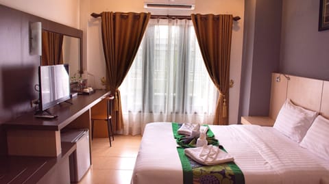 Deluxe Double Room | Minibar, in-room safe, desk, free WiFi