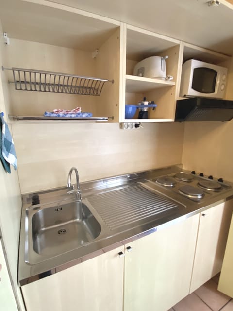 Standard Double Room, 1 Double Bed, Refrigerator & Microwave | Private kitchen | Fridge, microwave, stovetop, coffee/tea maker