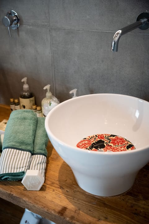 Comfort Elegance Suite | Bathroom | Combined shower/tub, jetted tub, hydromassage showerhead