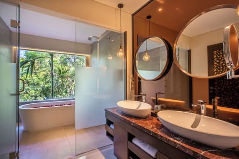 Panoramic Suite (Free Entrance to Bali Zoo) | Bathroom | Separate tub and shower, free toiletries, hair dryer, slippers