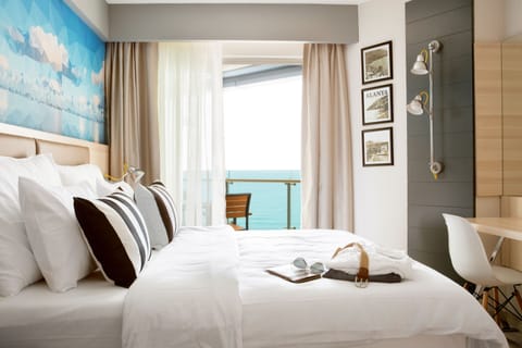 Standard Room, Sea View | Minibar, in-room safe, desk, iron/ironing board