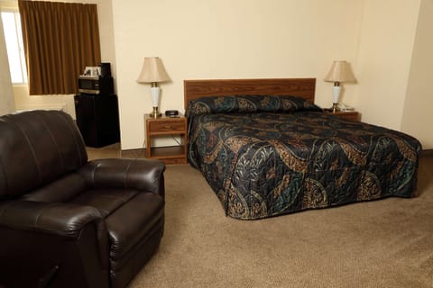 Standard Room, 1 Queen Bed, Non Smoking | Premium bedding, desk, laptop workspace, blackout drapes
