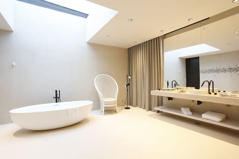 Suite (main building) | Bathroom | Separate tub and shower, designer toiletries, hair dryer, bathrobes