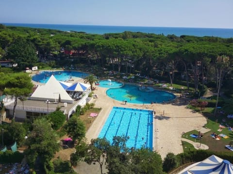 3 outdoor pools, sun loungers
