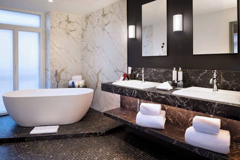 Signature Suite (Maison Rouge-  Cathedral view) | Bathroom | Free toiletries, hair dryer, bathrobes, slippers