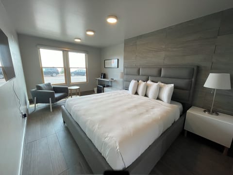 Executive Room, 1 King Bed, Harbor View | Down comforters, pillowtop beds, free WiFi, bed sheets