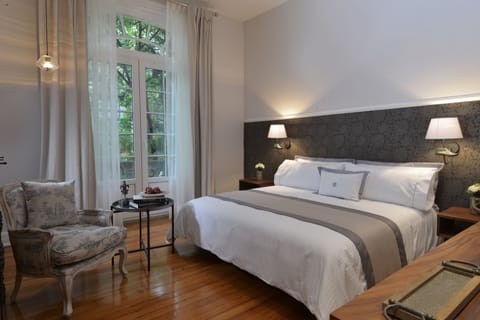 Suite (Master) | In-room safe, soundproofing, free WiFi, bed sheets