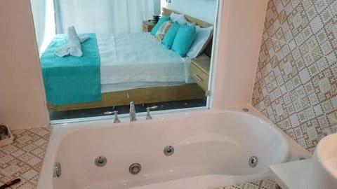 Suite VIP | Bathroom | Combined shower/tub, free toiletries, towels