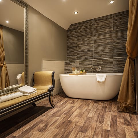 Deluxe Suite | Bathroom | Free toiletries, hair dryer, bathrobes, slippers