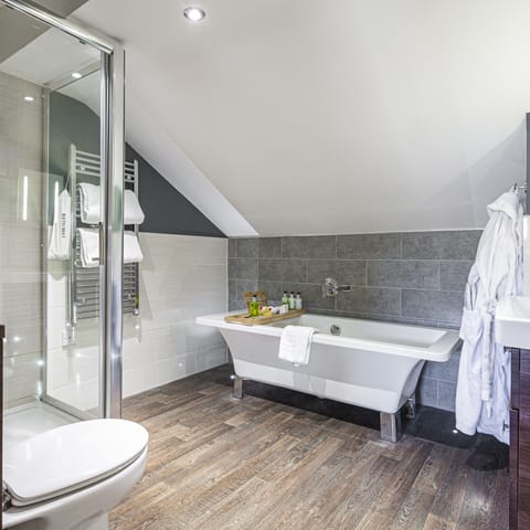 Deluxe Suite | Bathroom | Free toiletries, hair dryer, bathrobes, slippers