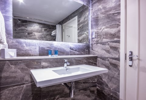 Deluxe Twin or Double  | Bathroom | Combined shower/tub, designer toiletries, hair dryer, towels