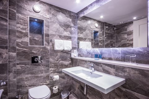 Single Room | Bathroom | Combined shower/tub, designer toiletries, hair dryer, towels