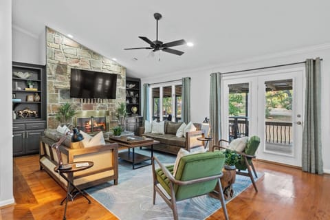 Relax in this Spacious, Beautiful Living Room after a Day out on the on the Water!