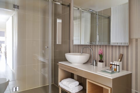 Single Room | Bathroom | Combined shower/tub, free toiletries, hair dryer, slippers