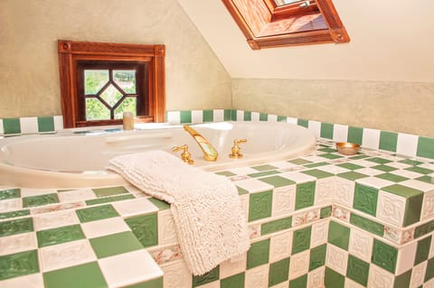 Deluxe Room, 1 Queen Bed, Hot Tub, Corner (Judge's) | Private spa tub