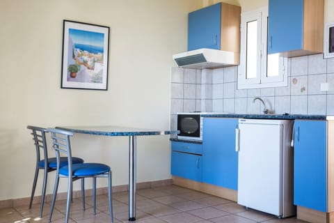 Double Room | Private kitchenette | Fridge, oven, stovetop, electric kettle