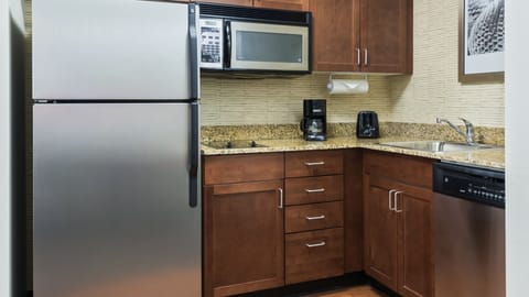 Full-size fridge, microwave, stovetop, dishwasher