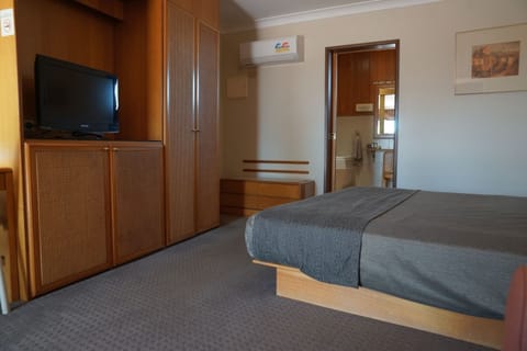 Executive Double Room, 1 King Bed, Jetted Tub | Premium bedding, in-room safe, iron/ironing board, free WiFi