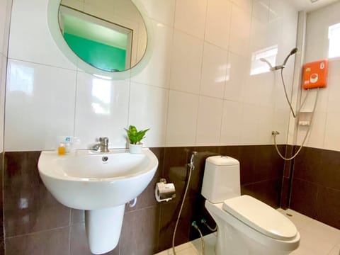 Single Room | Bathroom | Shower, free toiletries, hair dryer, towels