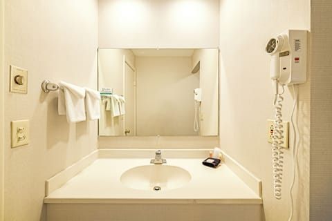 2 Queens, Non-Smoking | Bathroom | Combined shower/tub, free toiletries, hair dryer, towels