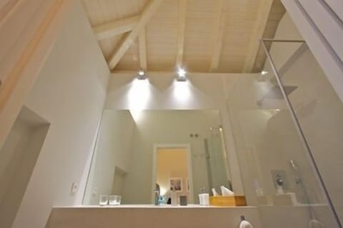 Premium Double Room | Bathroom | Free toiletries, hair dryer, towels