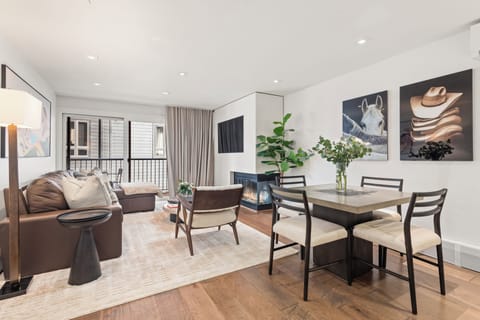 Beautifully remodeled Southpoint condo. Enjoy a private balcony for afternoon après, a gas fireplace, ample seating, and a plush queen-sized sleeper sofa for the fifth and sixth guests.