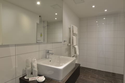 Basic Quadruple Room (Suterain) | Bathroom shower