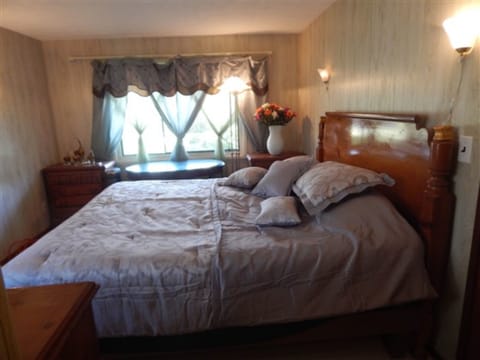 Deluxe Room, 1 King Bed, Private Bathroom (Master) | Individually decorated, individually furnished, desk, soundproofing