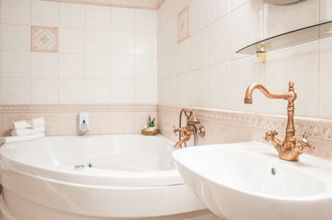 Exclusive Suite, Non Smoking | Bathroom | Shower, free toiletries, hair dryer, towels