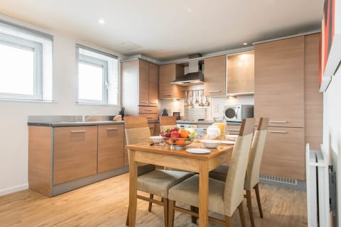 Full-size fridge, microwave, oven, stovetop