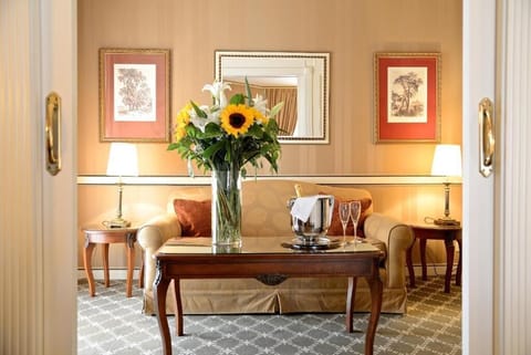 Junior Suite | Premium bedding, minibar, in-room safe, desk