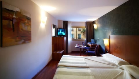 Superior Double Room (free access to Solarium) | Minibar, in-room safe, desk, soundproofing