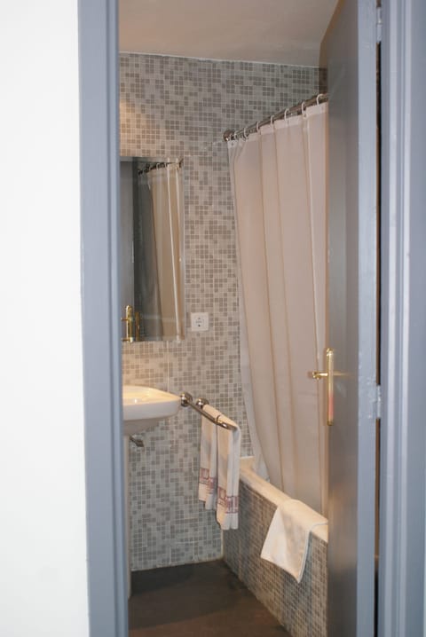 Superior Double Room | Bathroom | Hair dryer, bidet, towels