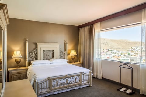 Suite, 1 King Bed | In-room safe, desk, blackout drapes, iron/ironing board