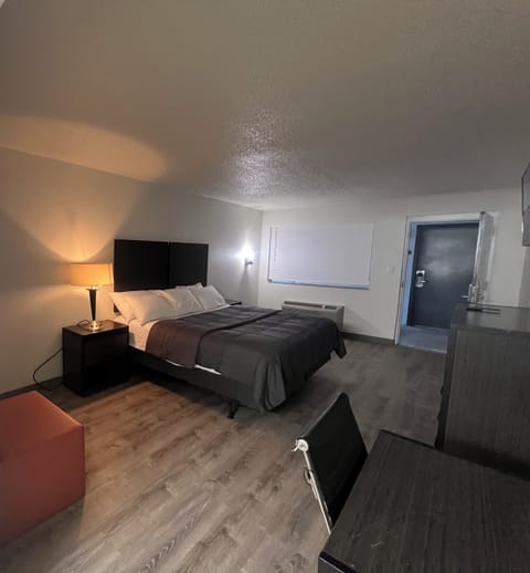 Basic Single Room | Desk